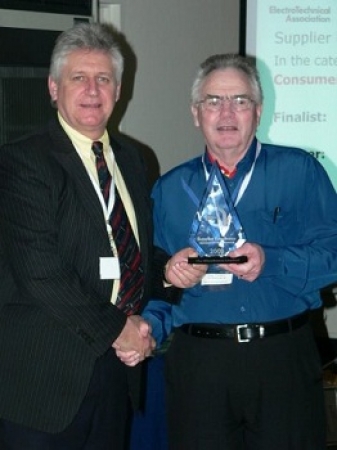 Robert Thompson of The Warehouse receiving the award for supplier excellence in consumer electronic products.